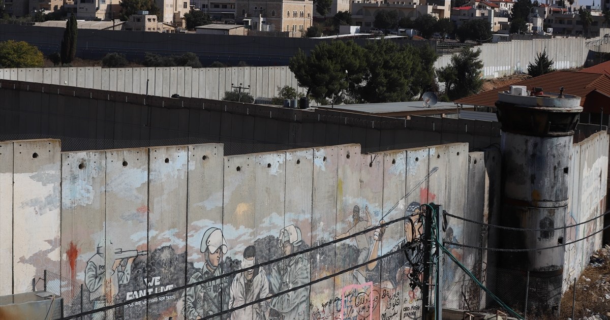 ‘i-lost-both-legs’:-palestinians-scale-separation-wall-for-chance-to-work