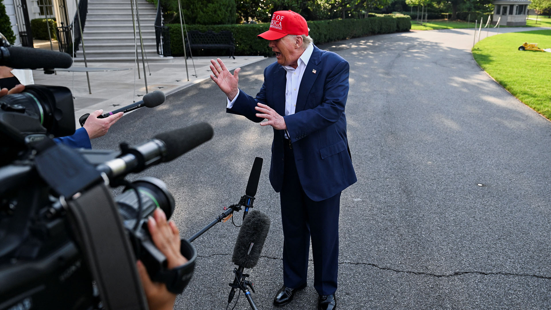 trump-might-‘take-a-look’-at-possible-elon-musk-deportation