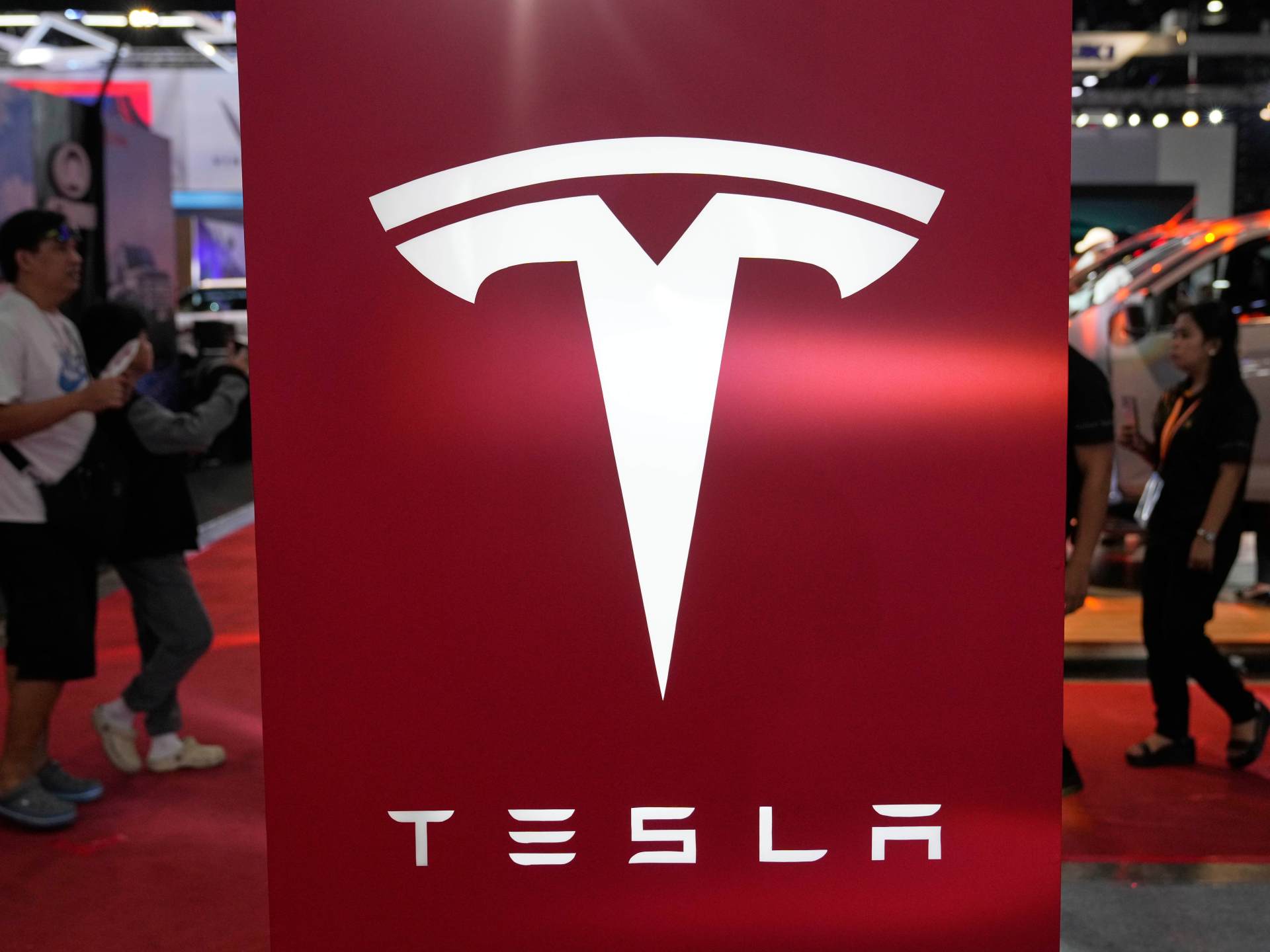 tesla-global-sales-fall-amid-musk-backlash-and-pressure-on-ev-market