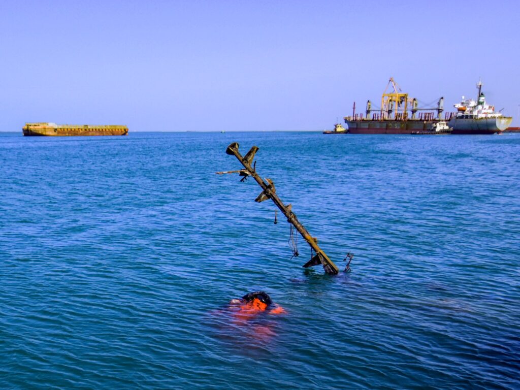gunboats-target-cargo-vessel-in-red-sea;-crew-abandons-ship