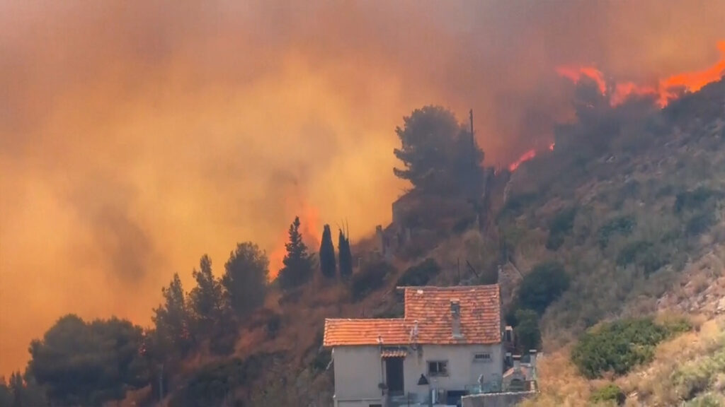 wildfires-shut-airport-near-marseille-in-france