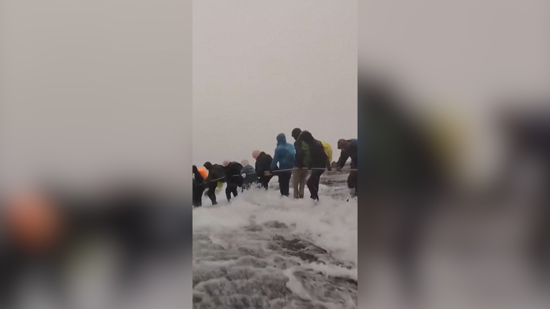 hikers-brave-torrential-rain-on-malaysia’s-mount-kinabalu