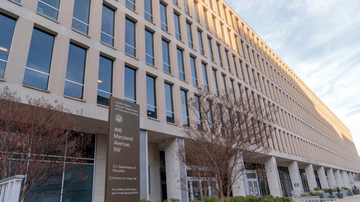 us-supreme-court-backs-trump-push-for-mass-firings-at-education-department