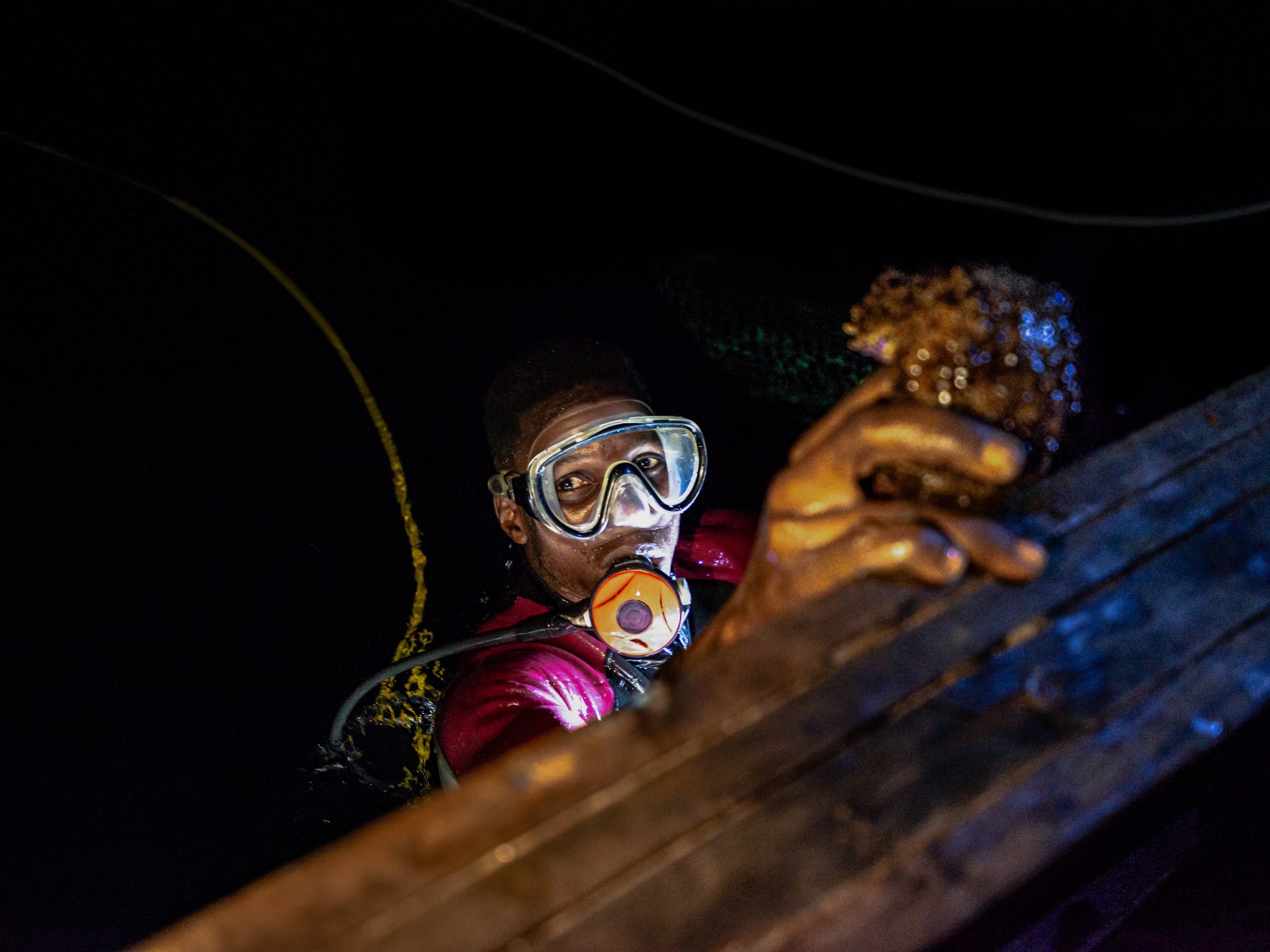 the-night-divers-seeking-sea-cucumbers-and-profits-off-west-africa’s-coast