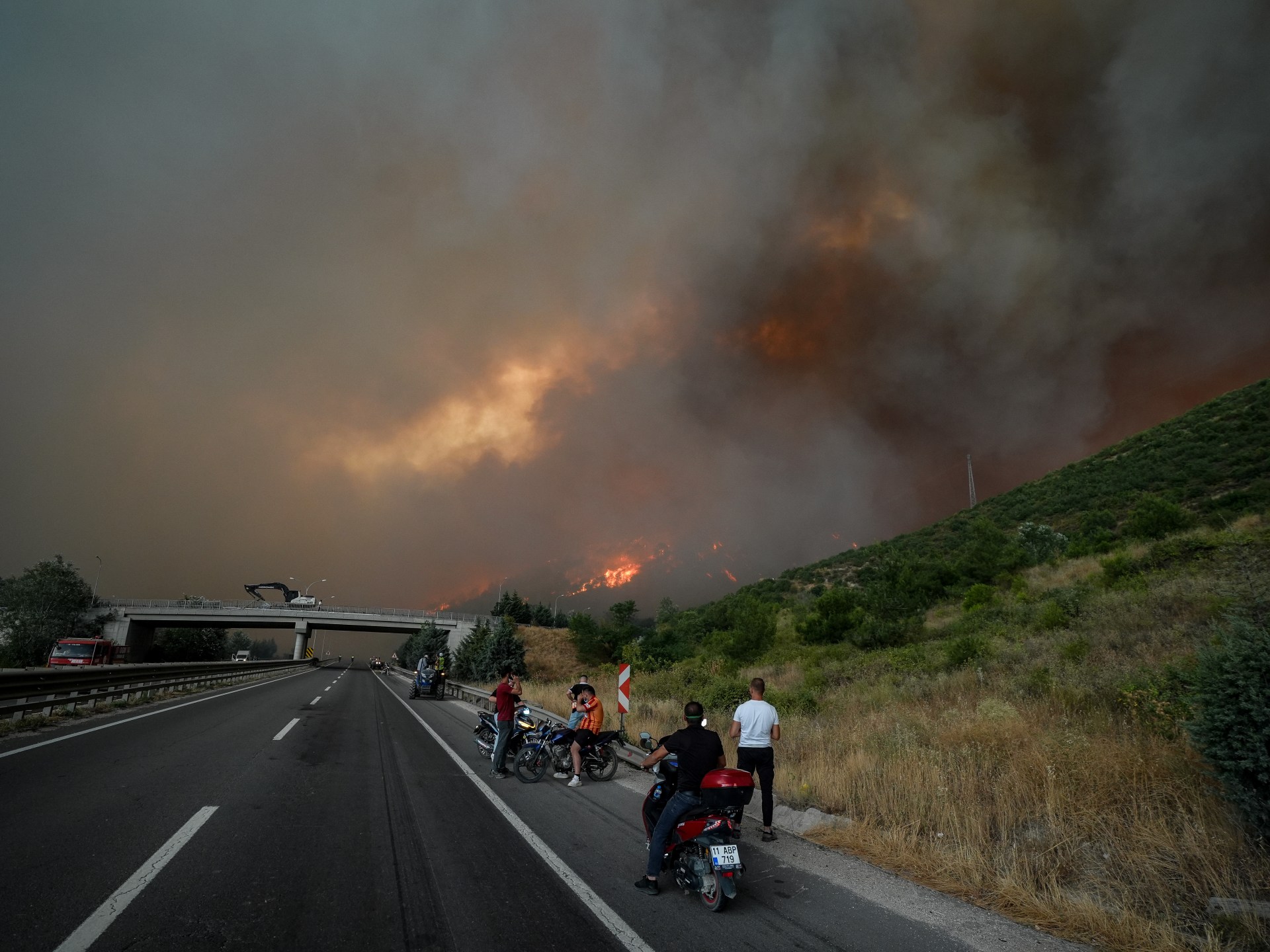 wildfire-kills-10-firefighters,-rescue-workers-in-turkiye-amid-extreme-heat