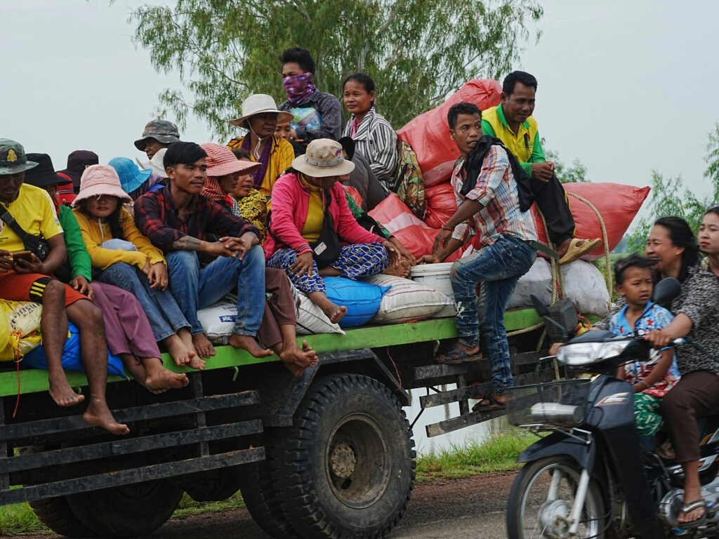 cambodians-flee-border-with-thailand-as-clashes-continue-for-third-day