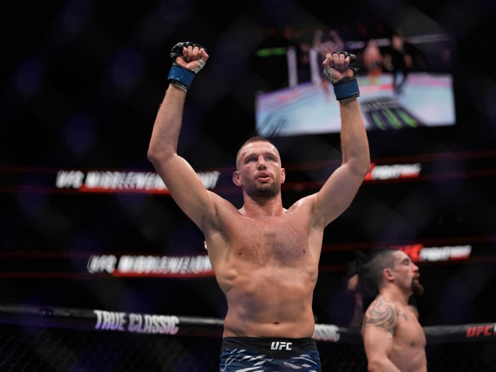 de-ridder-beats-whittaker-in-split-decision-at-ufc-abu-dhabi
