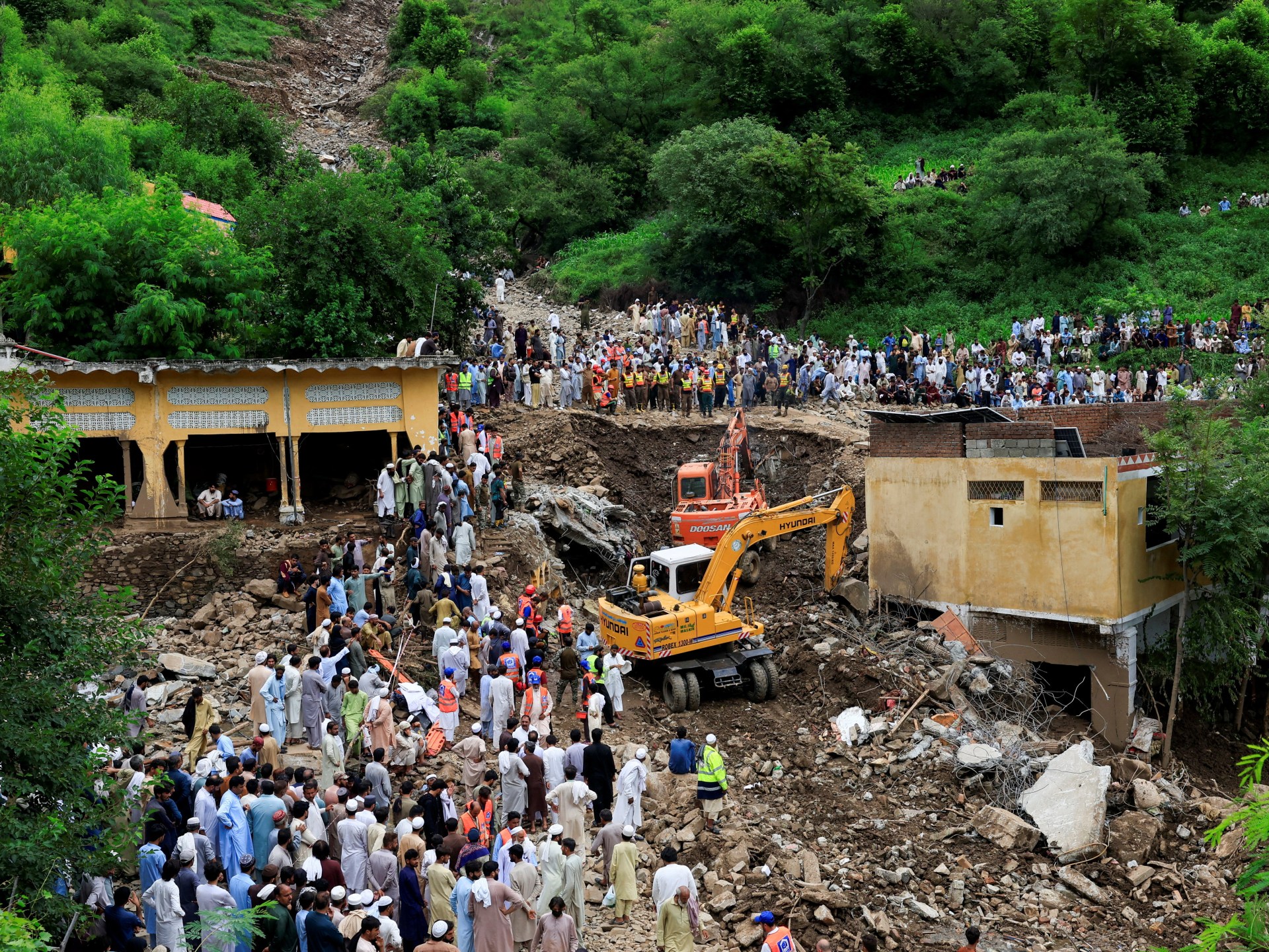 pakistan-restores-electricity,-reopens-roads-after-floods-kill-hundreds