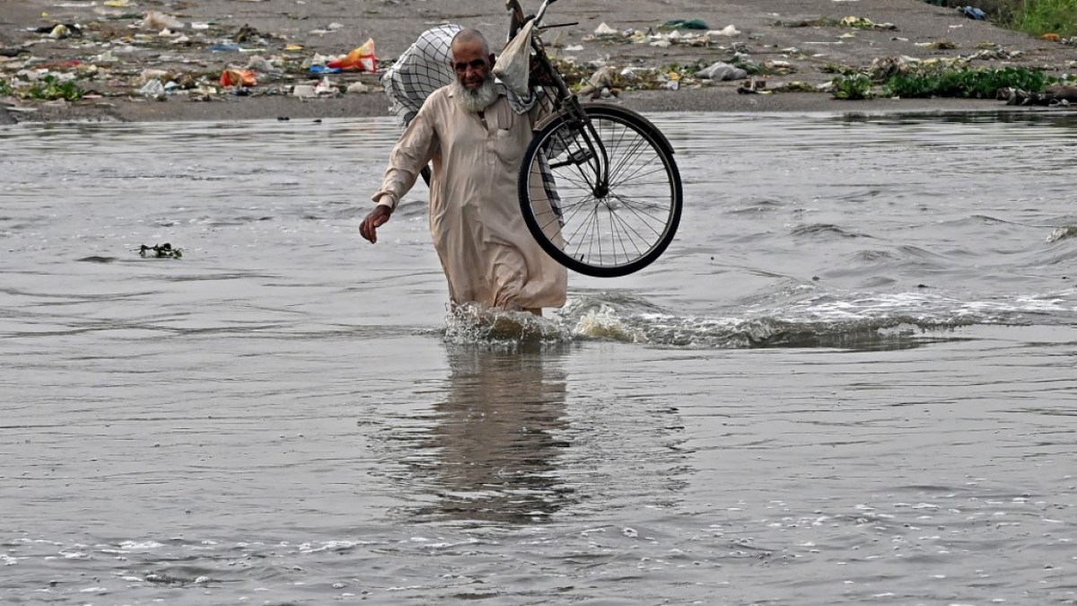 torrential-monsoon-rains-in-pakistan-kill-over-20,-including-10-in-karachi