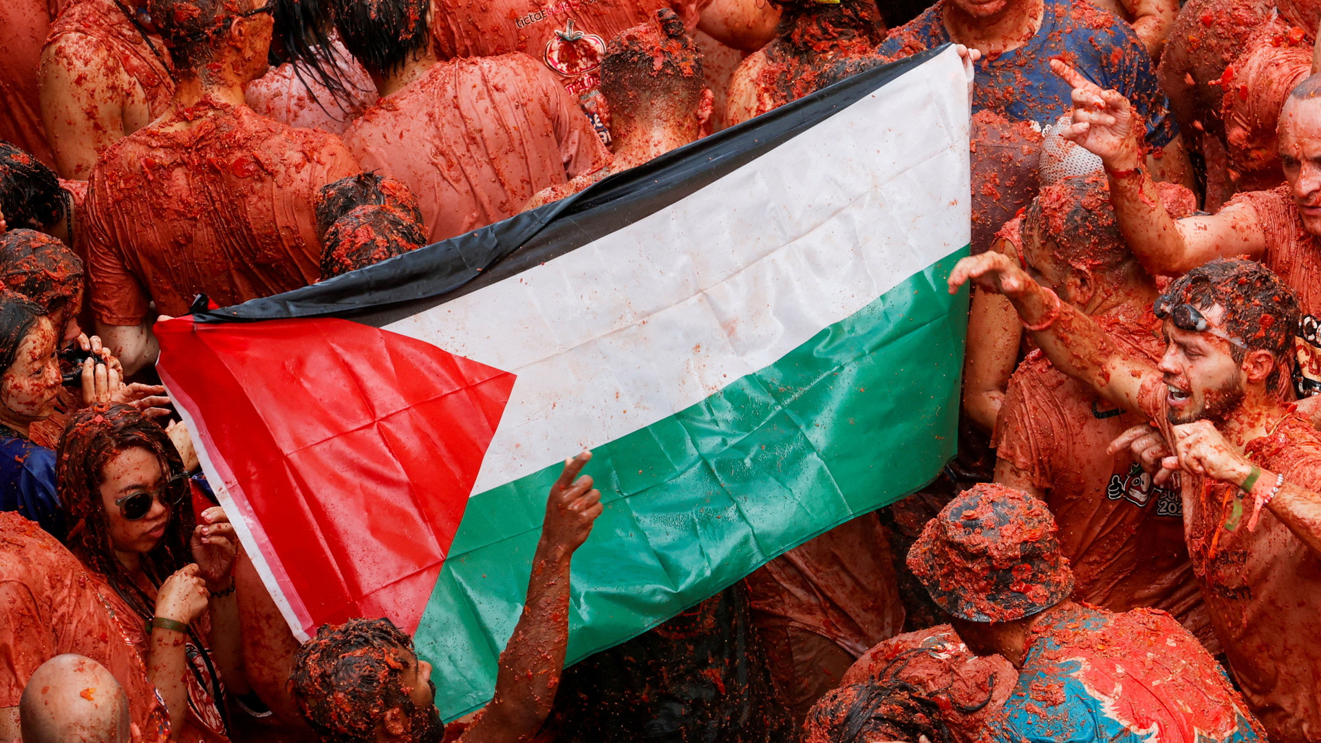 huge-palestinian-flag-unveiled-at-spain’s-la-tomatina-festival