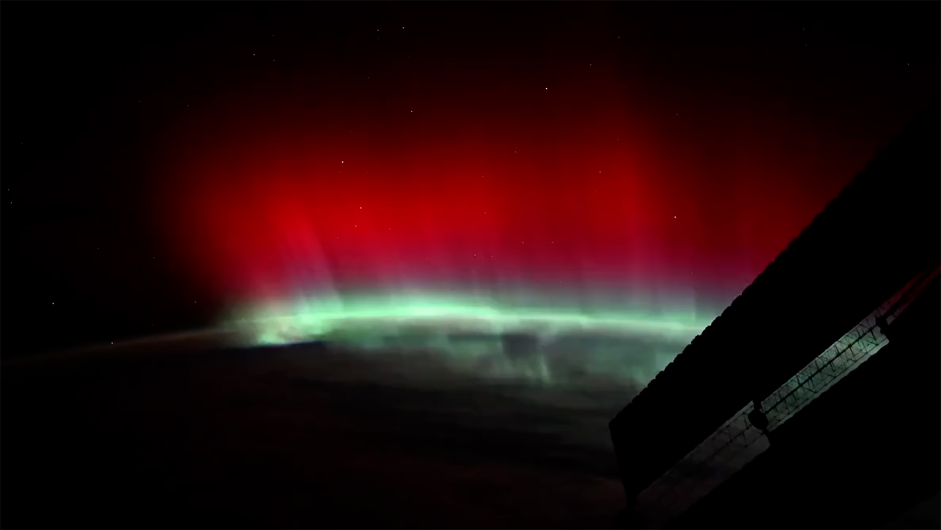 astronaut-captures-rare-red-aurora-from-international-space-station