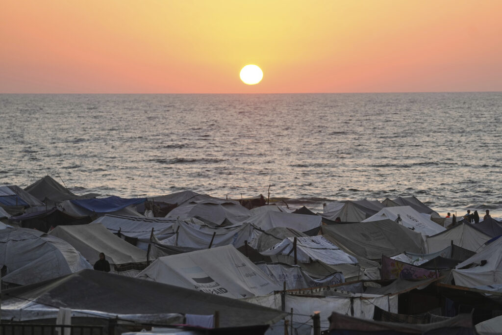 gaza-beach-turns-into-overcrowded-tent-camp