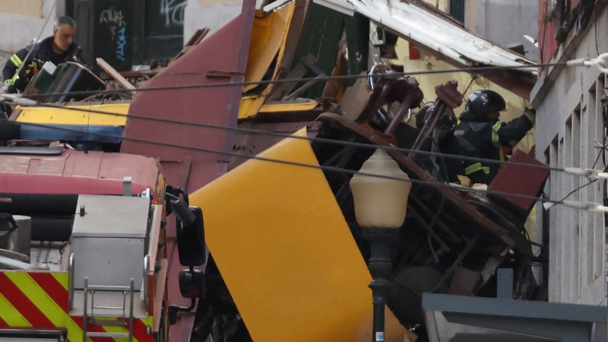 at-least-15-killed-when-funicular-derails-in-portugal’s-capital,-lisbon
