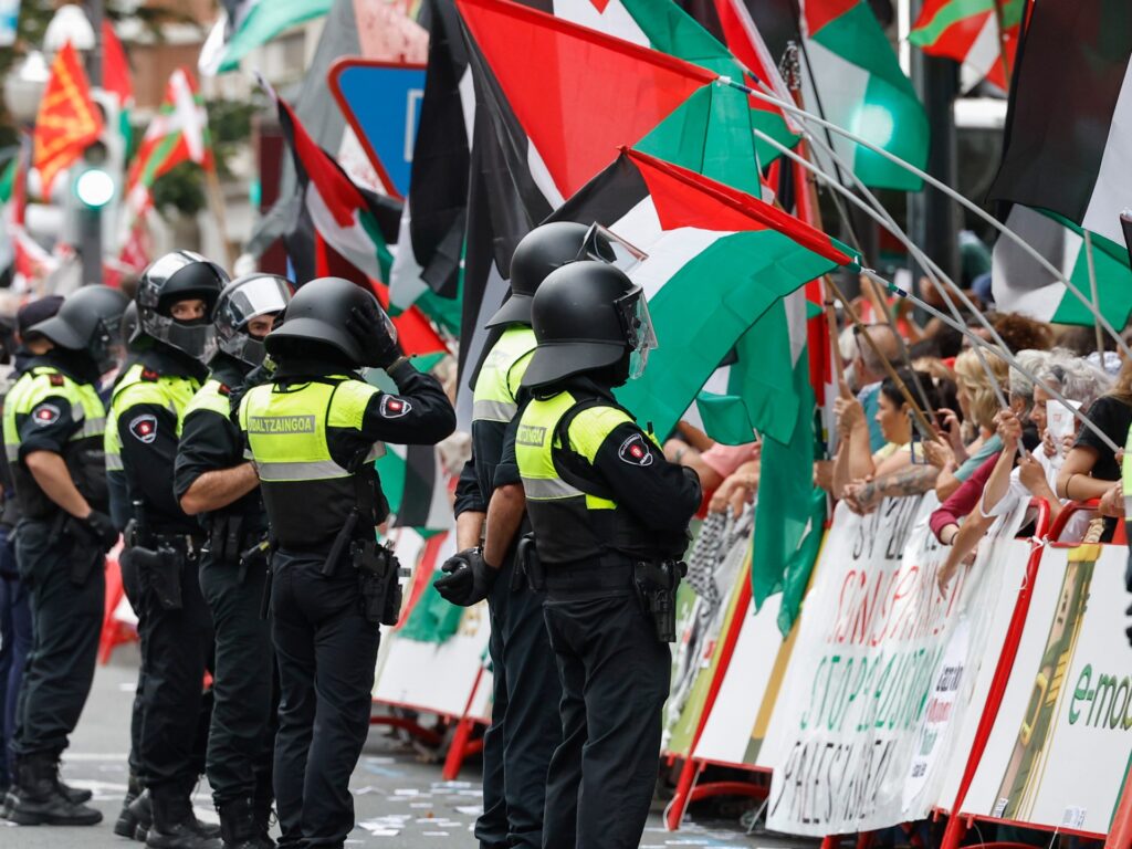 pro-palestinian-protesters-disrupt-spanish-cycling-race