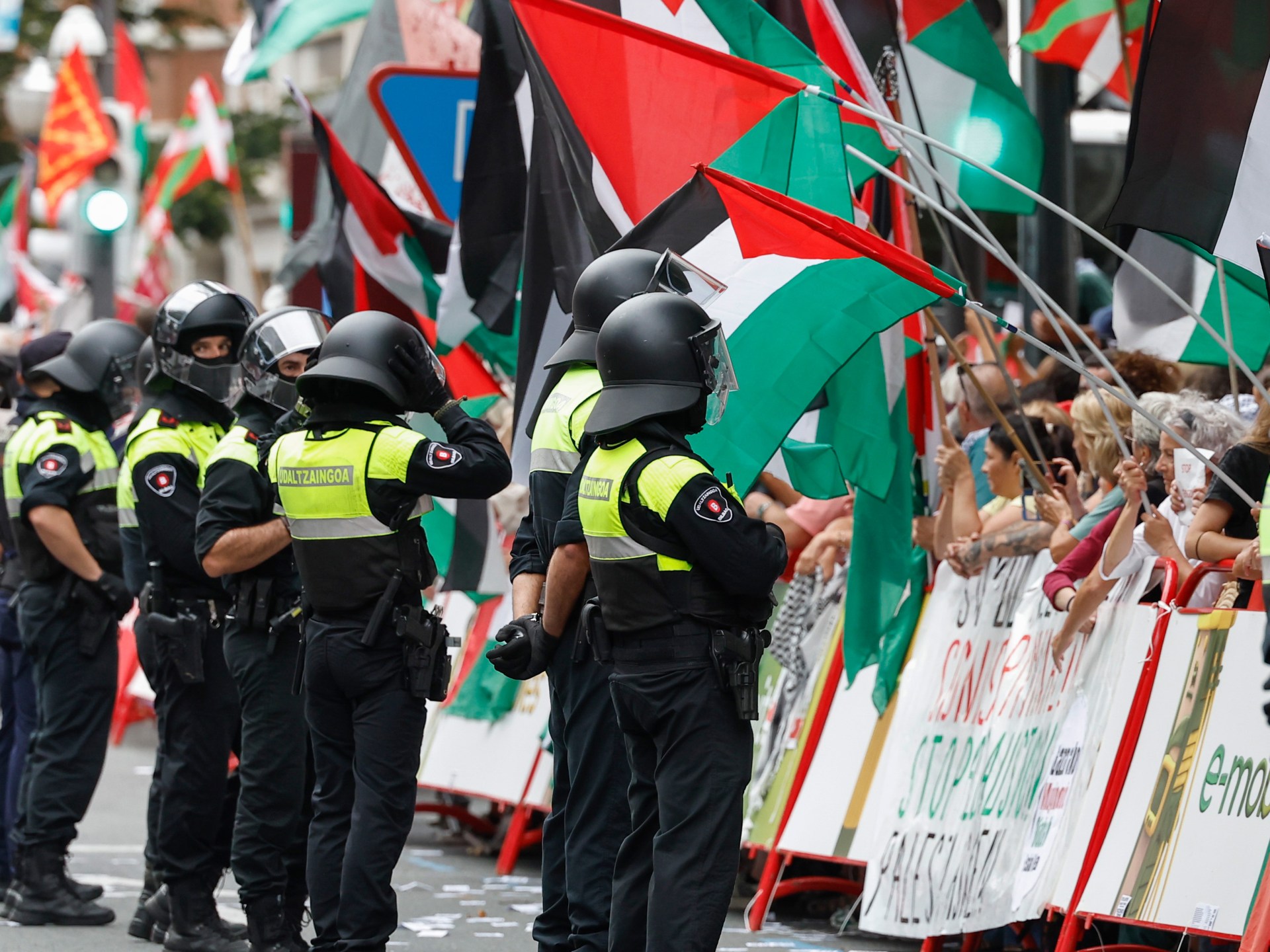 pro-palestinian-protesters-disrupt-spanish-cycling-race