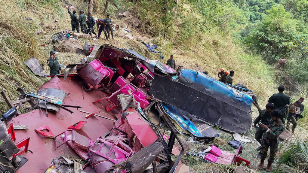bus-crashes-off-steep-cliff,-killing-at-least-15-people-in-sri-lanka