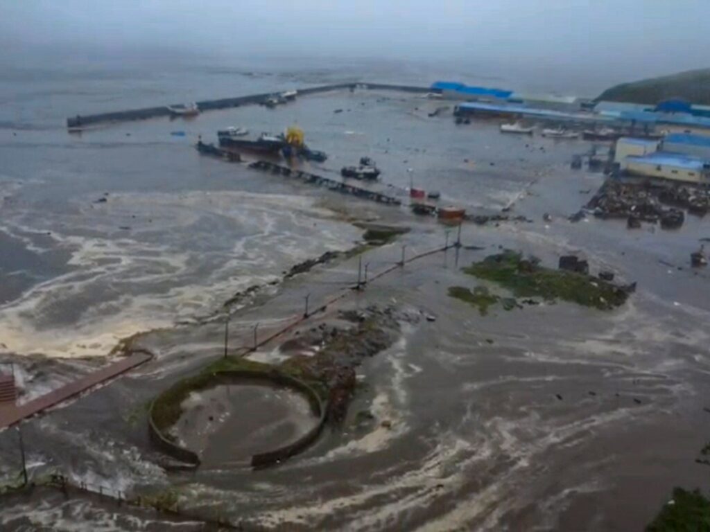 magnitude-7.8-quake-shakes-russia’s-far-east-region,-prompts-tsunami-alert