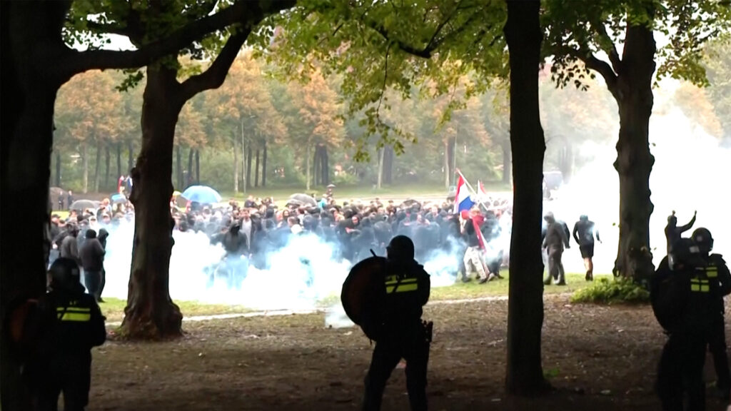 police-fire-tear-gas-at-anti-immigration-protesters-in-the-hague