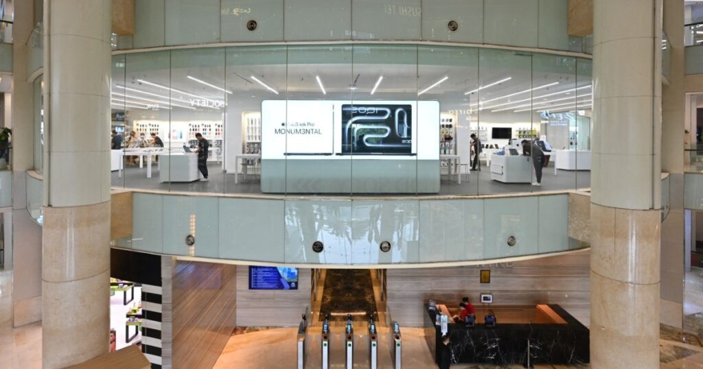 indonesia’s-thrifty-window-shoppers-cast-doubt-on-economic-success-story