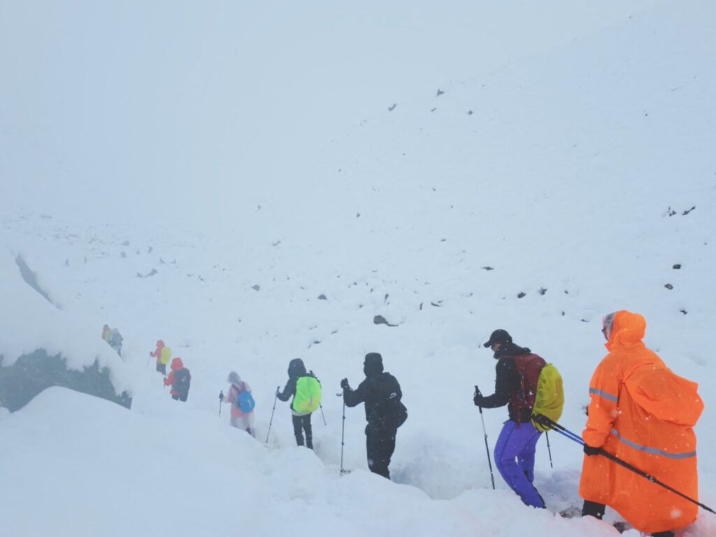 more-than-350-trekkers-escape-blizzard-hit-everest,-hundreds-still-stranded