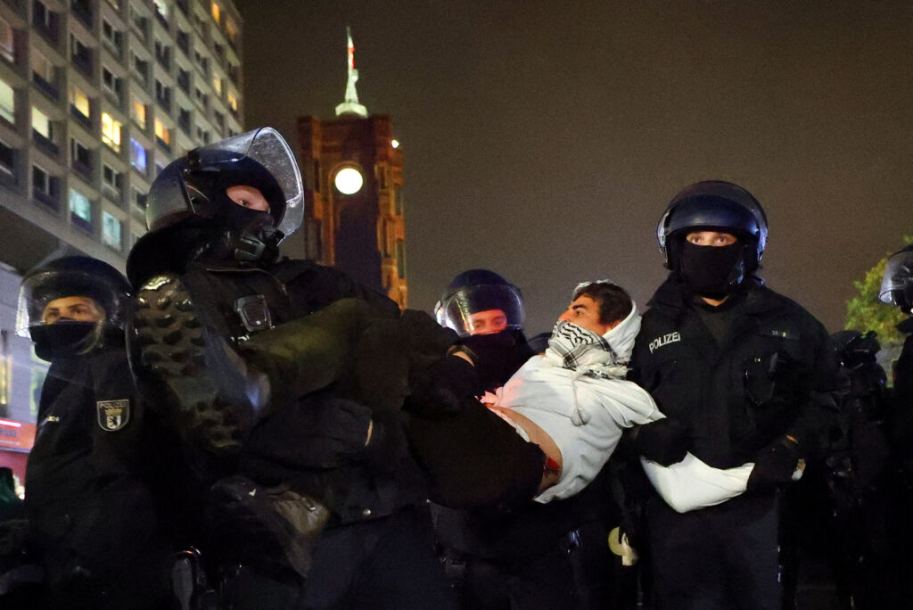 videos-show-berlin-police-beating-pro-palestine-protesters