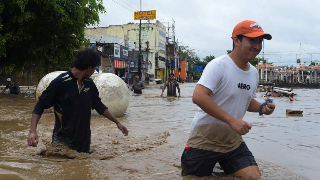 video:-extreme-rainfall-in-mexico-kills-several,-dozens-missing