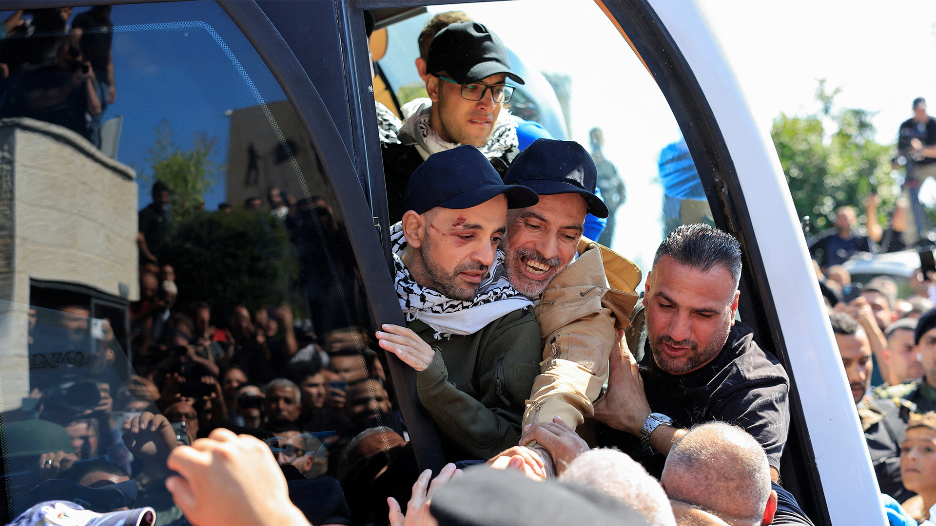 freed-palestinian-prisoners-greeted-by-cheering-crowd