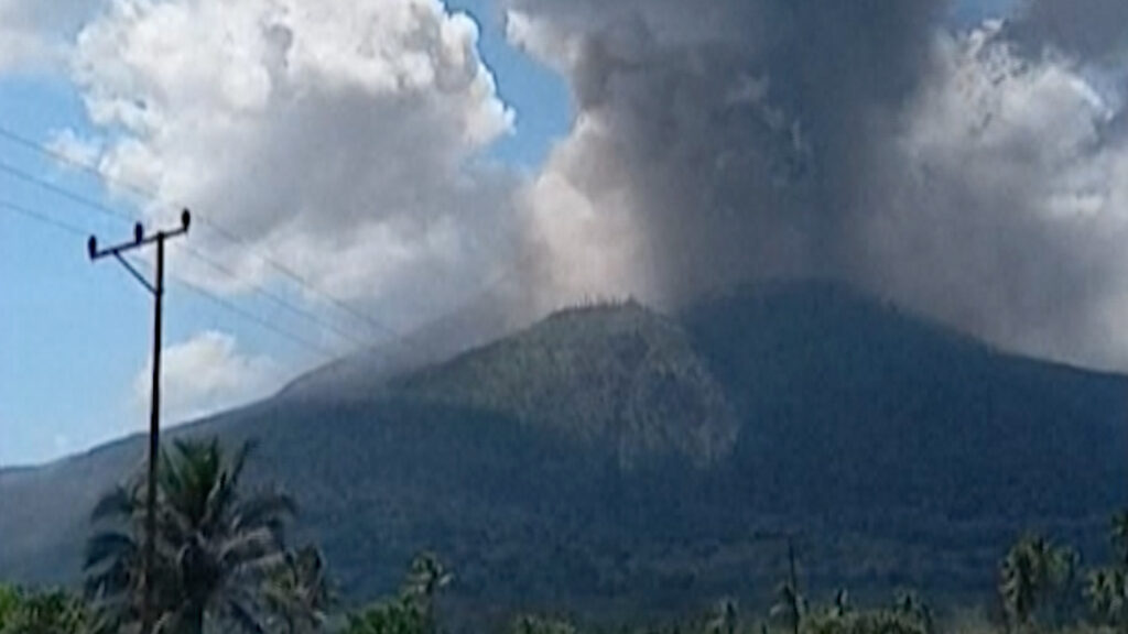 timelapse-video-shows-indonesian-volcano-erupting