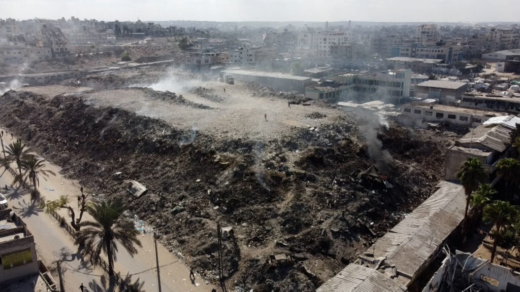 mountains-of-waste-add-to-health-fears-in-gaza