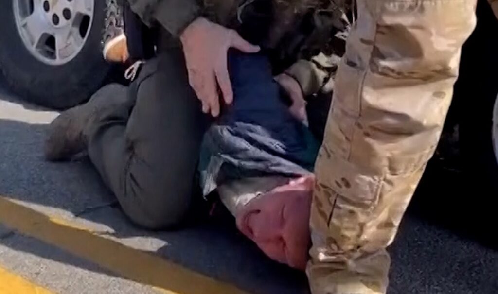 us-federal-agent-in-chicago-punches-restrained-man’s-head-on-the-ground