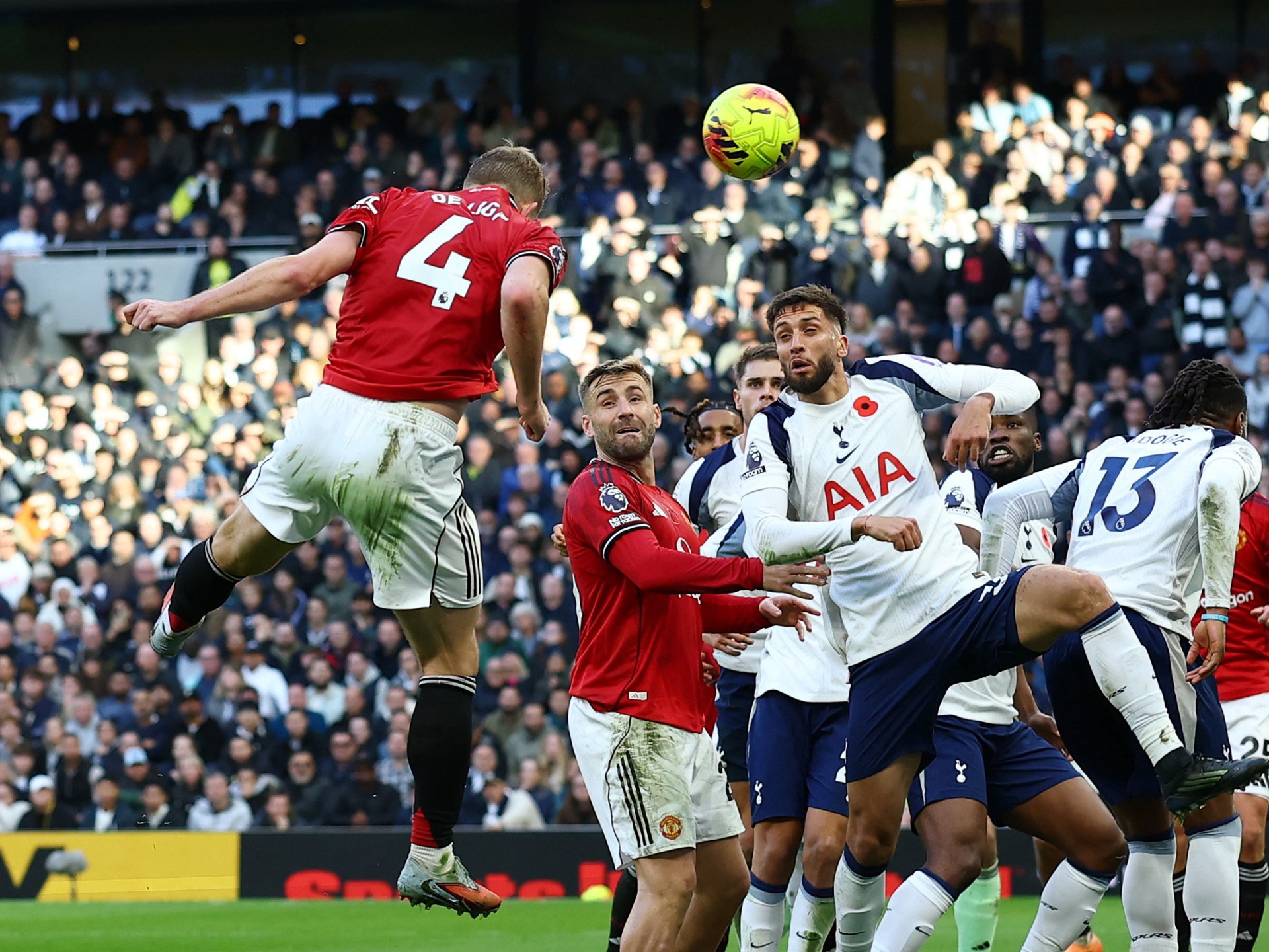 tottenham-and-manchester-united-both-score-stoppage-time-goals-in-2-2-draw