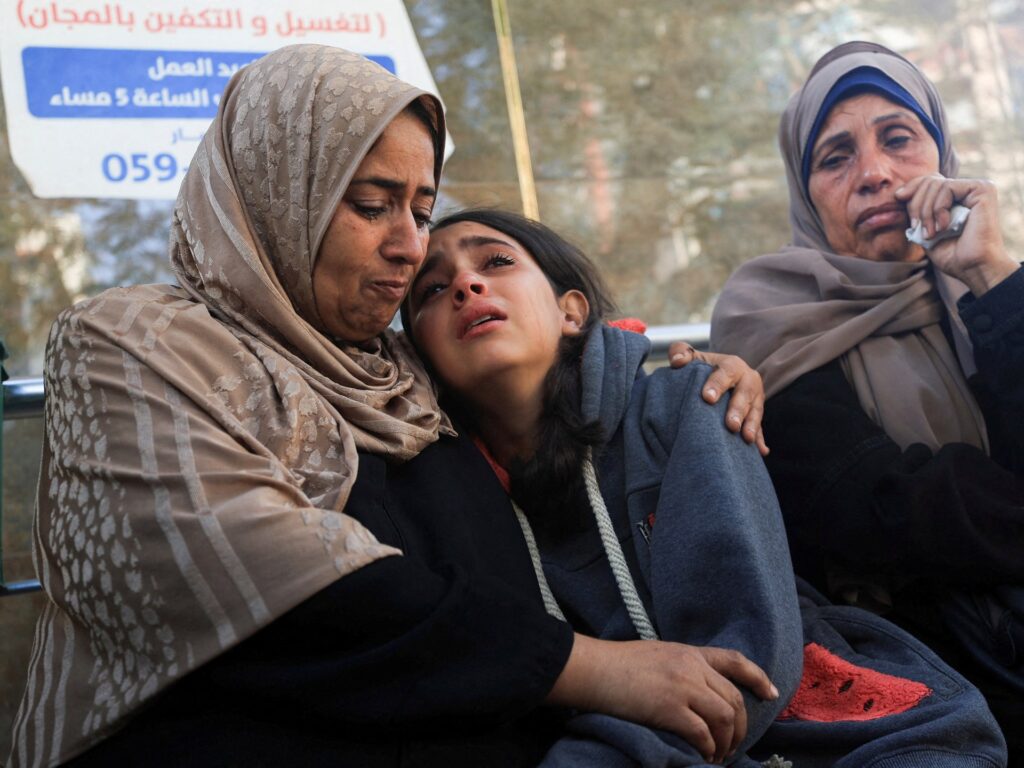 palestinians-‘squeezed’-as-israel-moves-beyond-‘yellow-line’-in-gaza-city