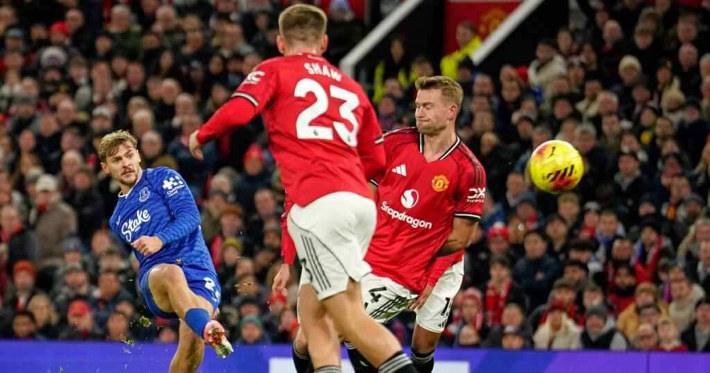 everton-beat-man-utd-despite-gueye-seeing-red-for-slapping-teammate