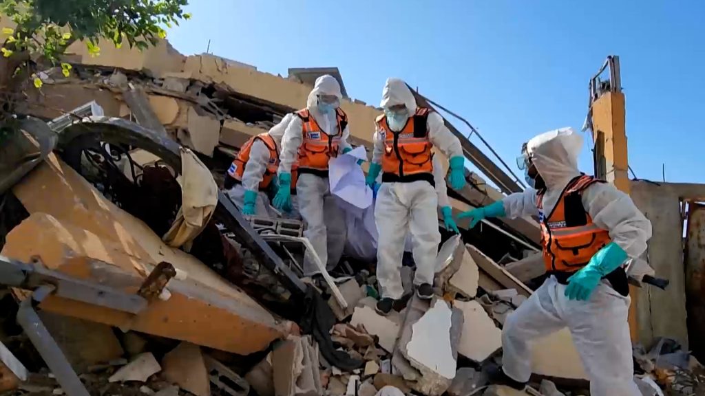 emergency-teams-move-hastily-buried-palestinians-to-cemeteries