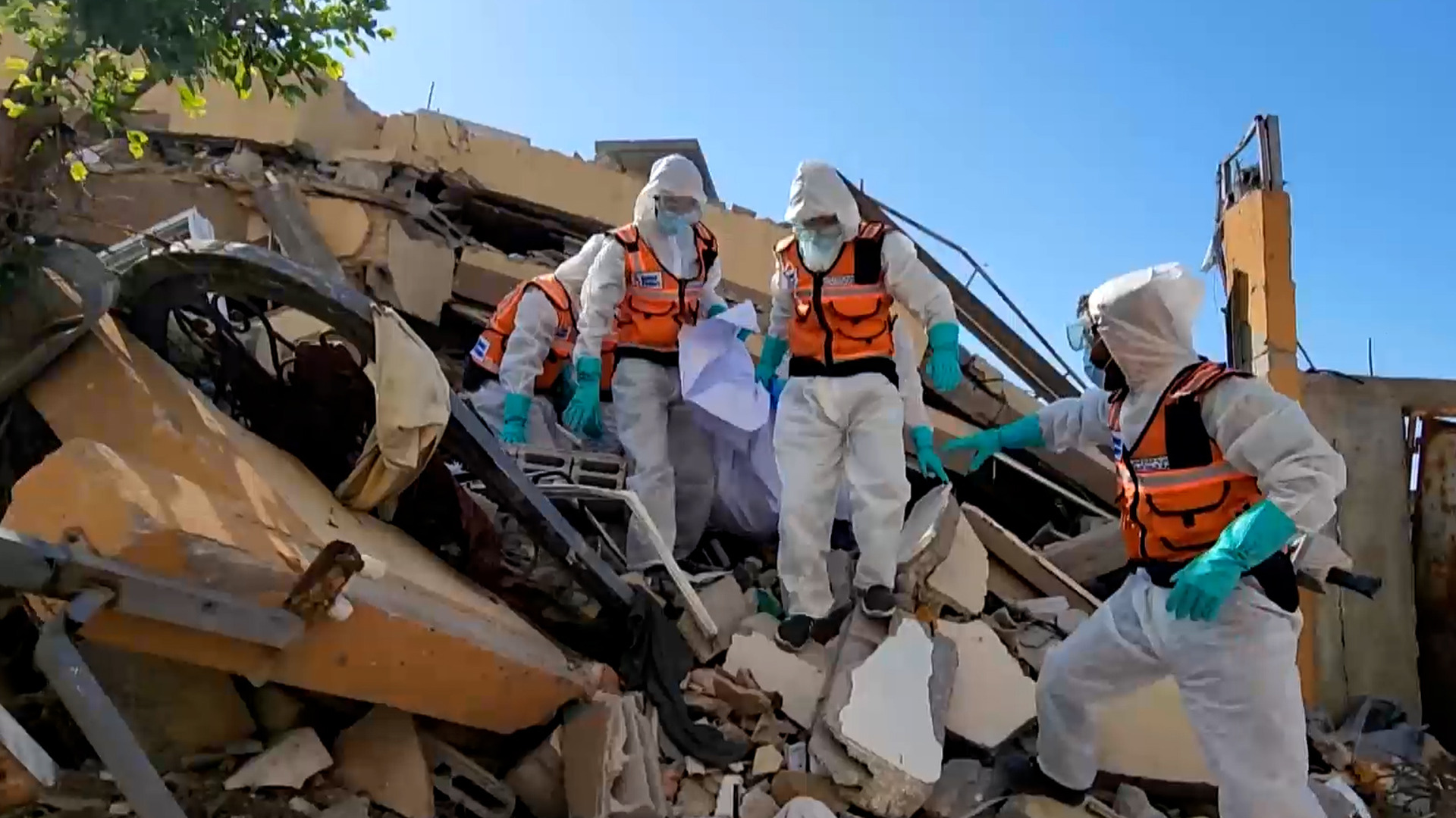 emergency-teams-move-hastily-buried-palestinians-to-cemeteries