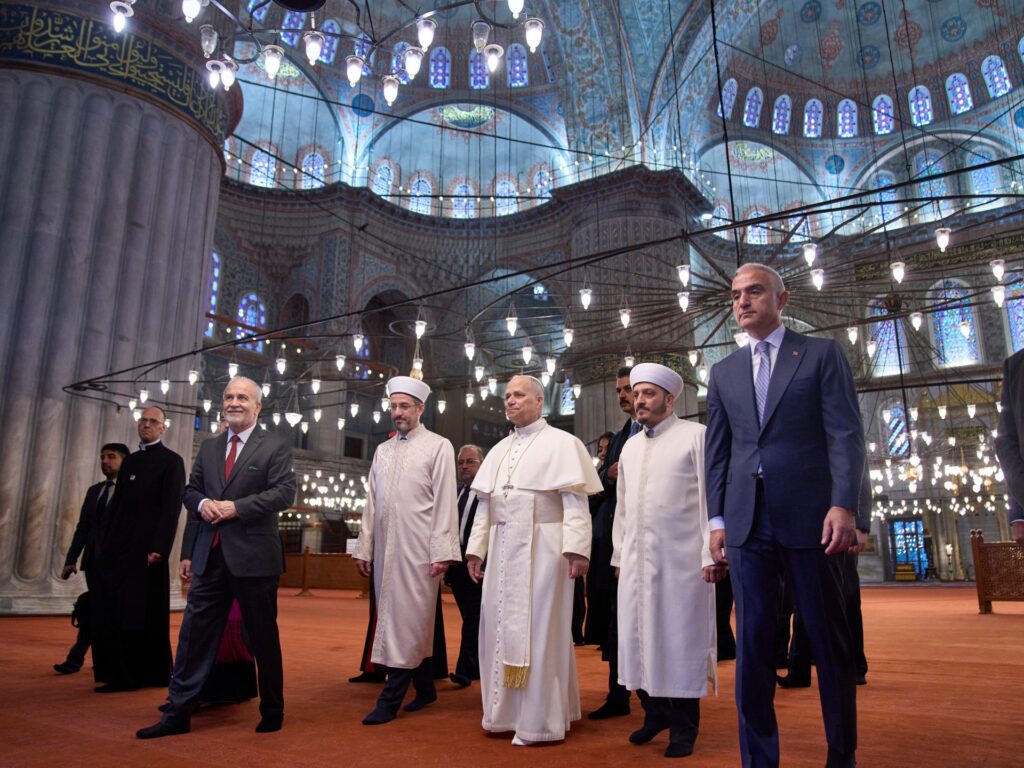 pope-leo-visits-blue-mosque-in-turkiye’s-istanbul