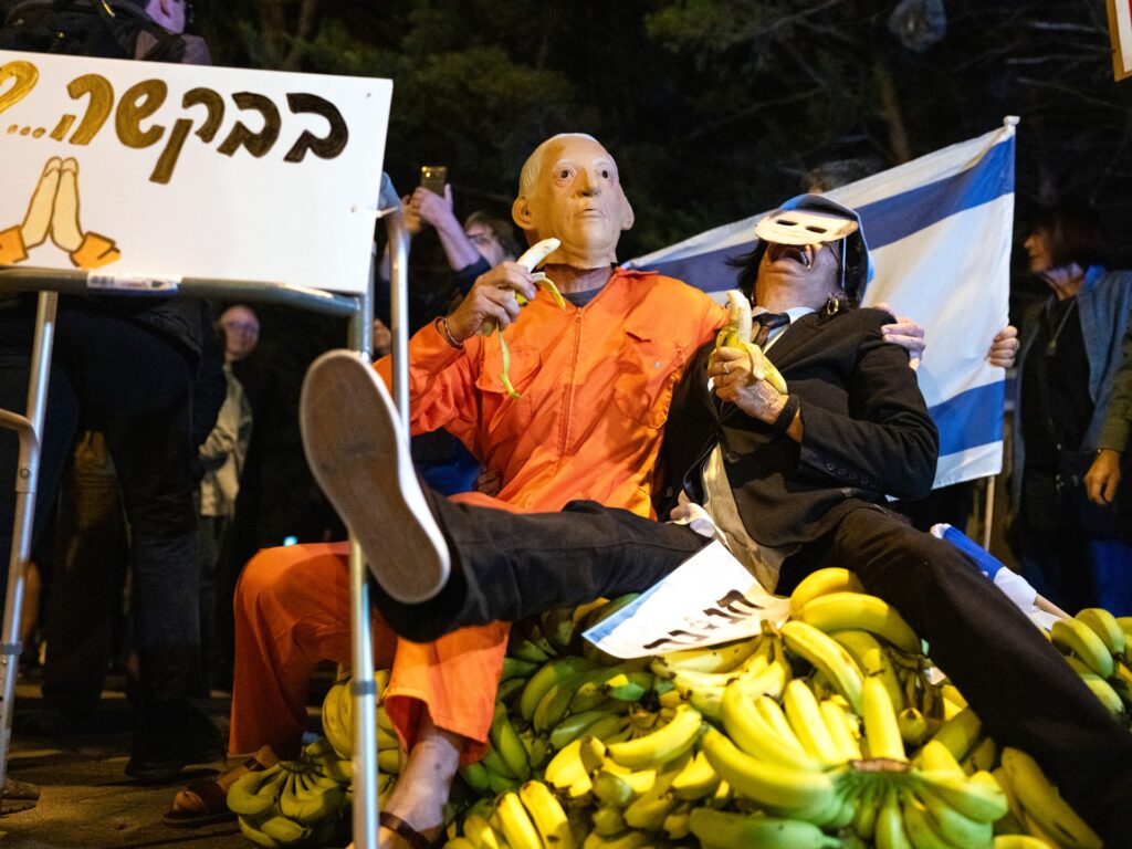 israelis-protest-in-tel-aviv-after-netanyahu-seeks-pardon-on-fraud-cases
