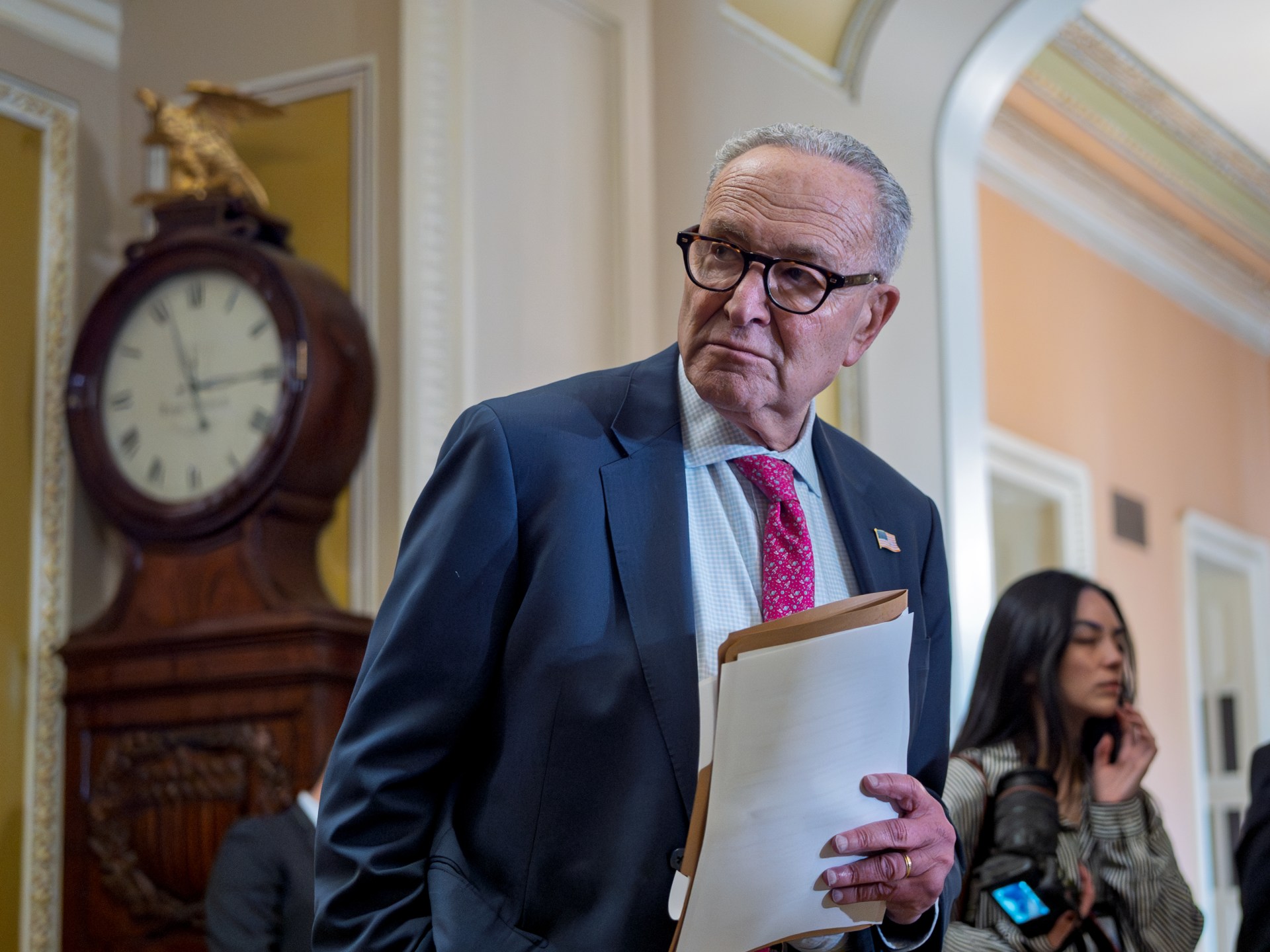 us-senator-chuck-schumer-receives-bomb-threats-at-three-offices-in-new-york