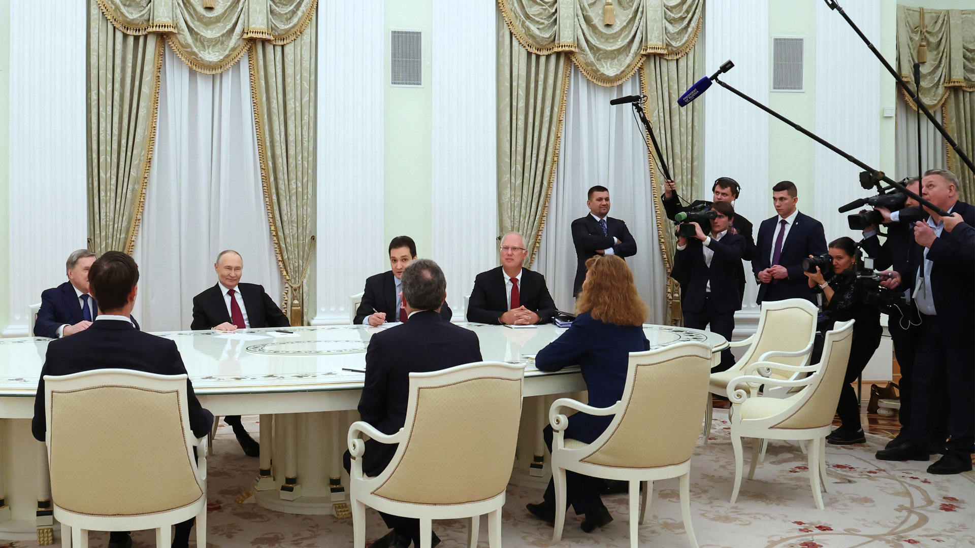 putin-meets-with-witkoff,-kushner-to-discuss-ukraine-peace-plan