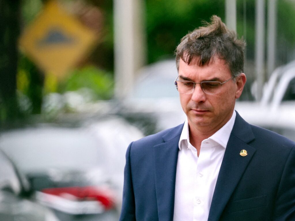 flavio-bolsonaro-enters-brazil’s-2026-presidential-race-with-father’s-nod