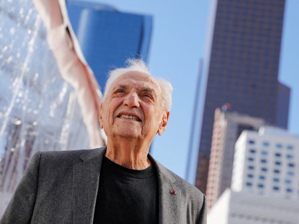 famed-for-sculptural-structures,-architect-frank-gehry-dies-at-age-96