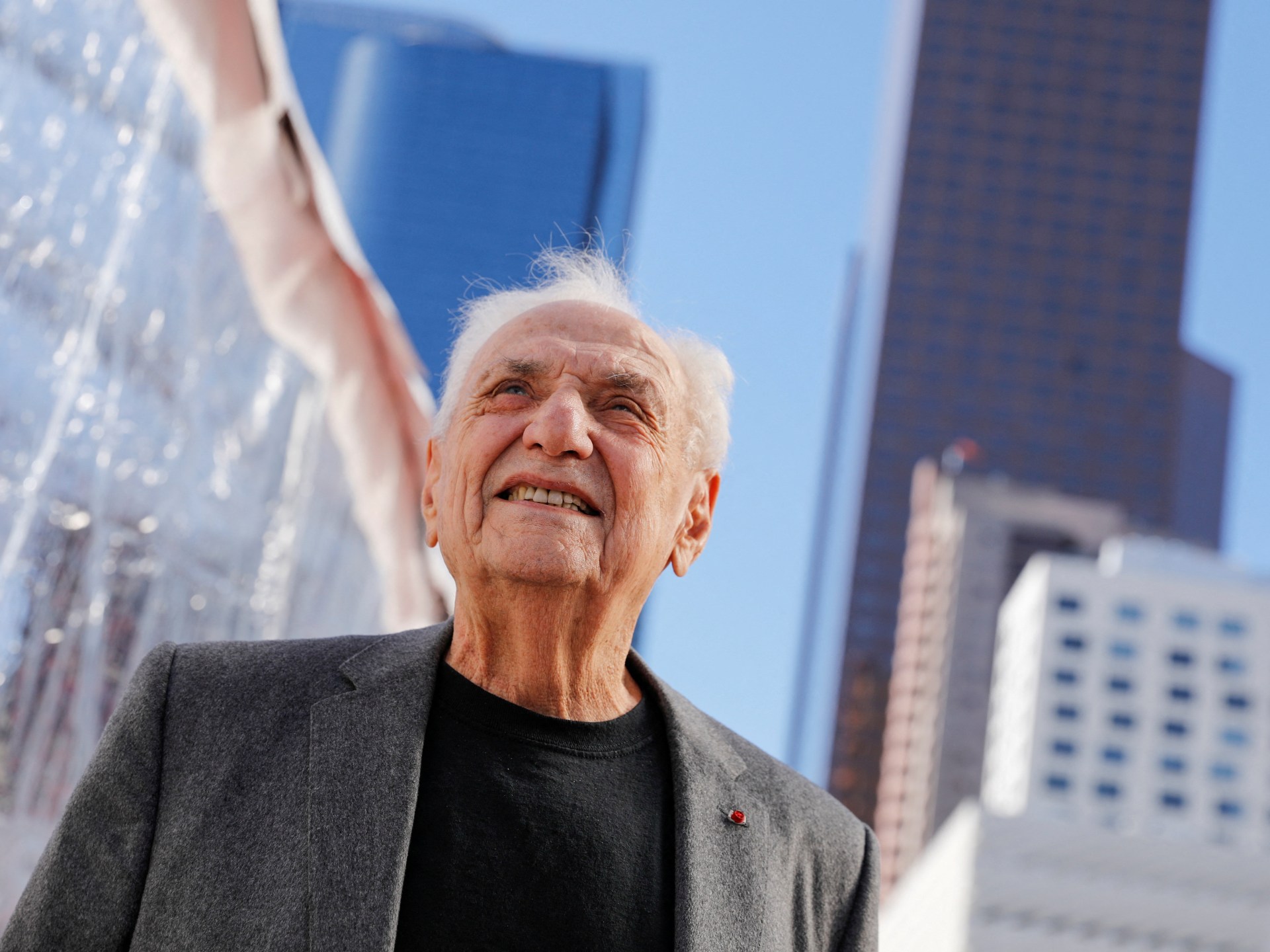 famed-for-sculptural-structures,-architect-frank-gehry-dies-at-age-96