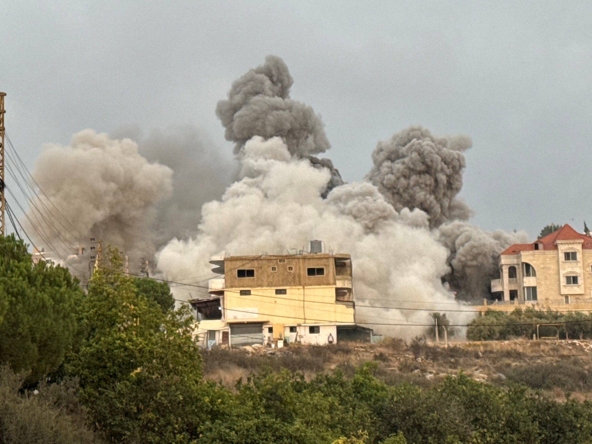 israel-launches-new-wave-of-air-attacks-on-lebanon,-straining-fragile-truce