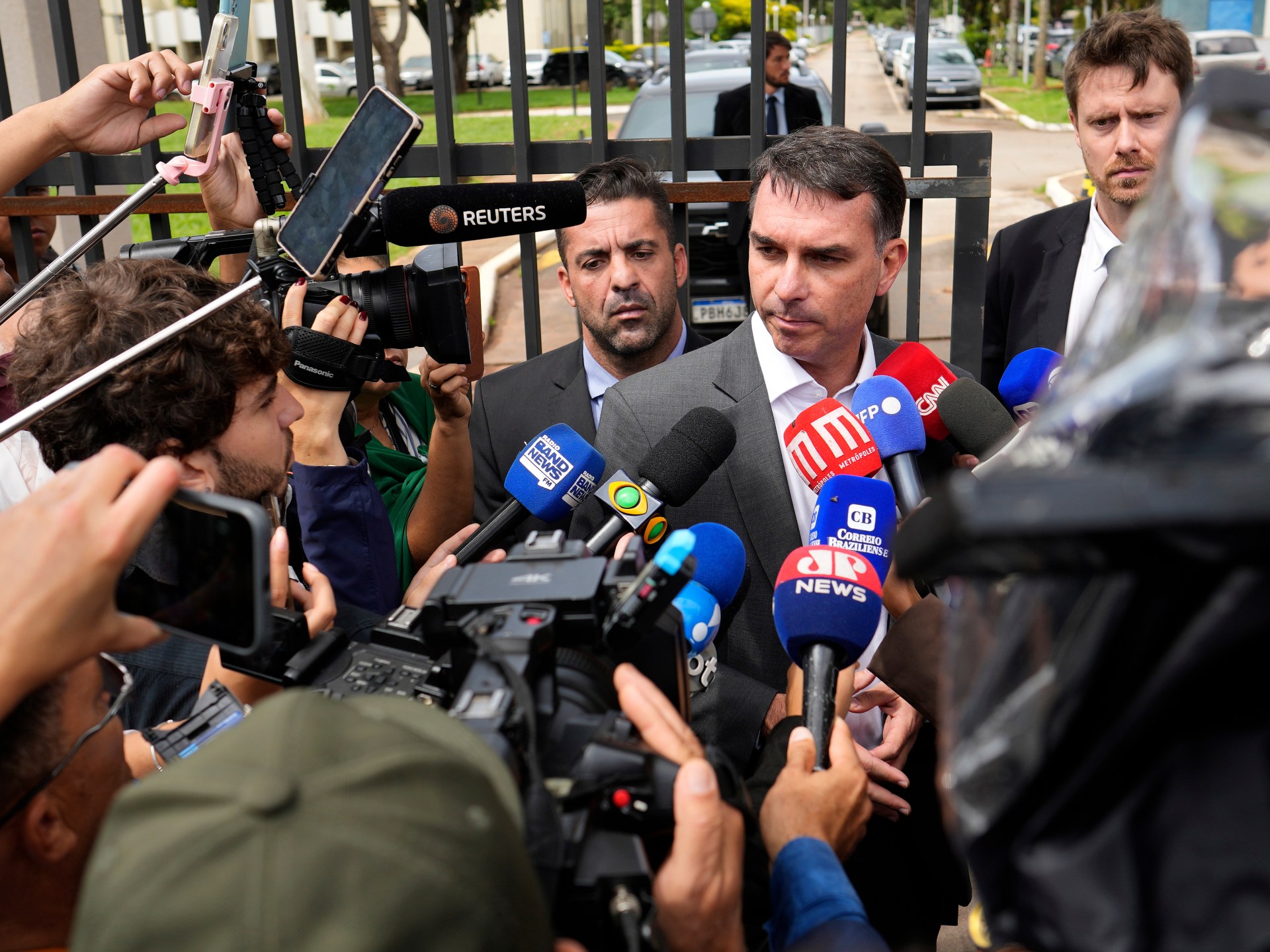 flavio-bolsonaro-retracts-suggestion-of-a-‘price’-to-end-2026-election-bid
