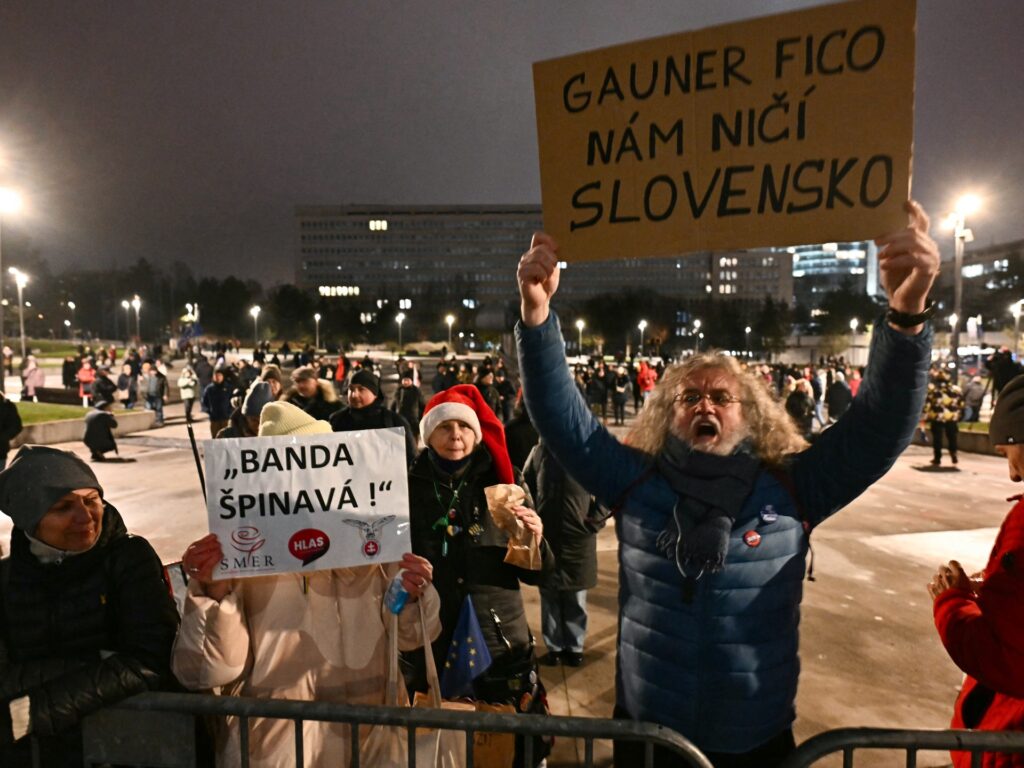 thousands-protest-in-slovakia-against-fico-government’s-judicial-reforms