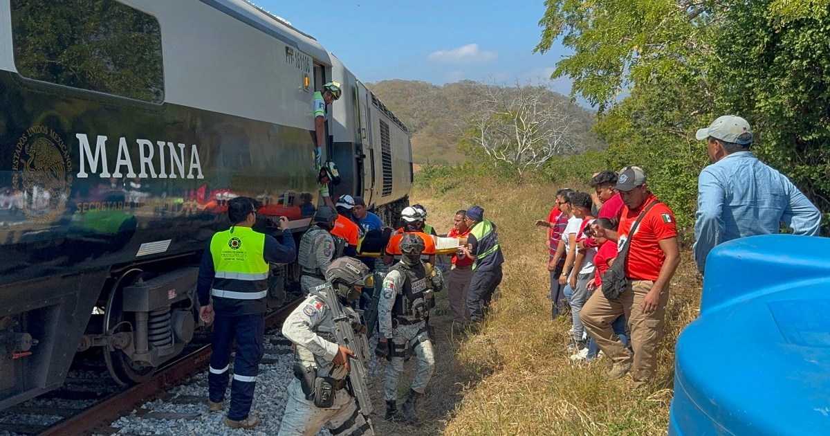 train-derails-in-southern-mexico,-killing-13-and-injuring-dozens