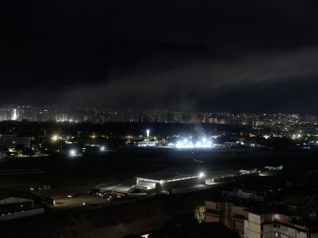 live:-venezuela’s-capital-hit-by-explosions,-caracas-blames-the-us