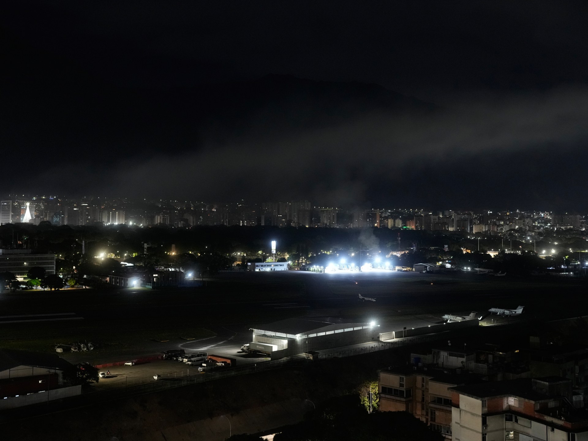 live:-venezuela’s-capital-hit-by-explosions,-caracas-blames-the-us
