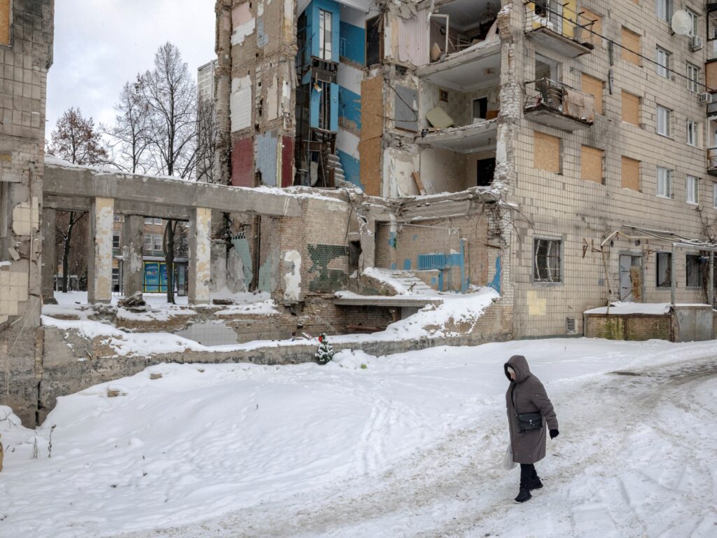 trump-spurns-kremlin’s-putin-residence-attack-claim,-russia-kills-2-in-kyiv