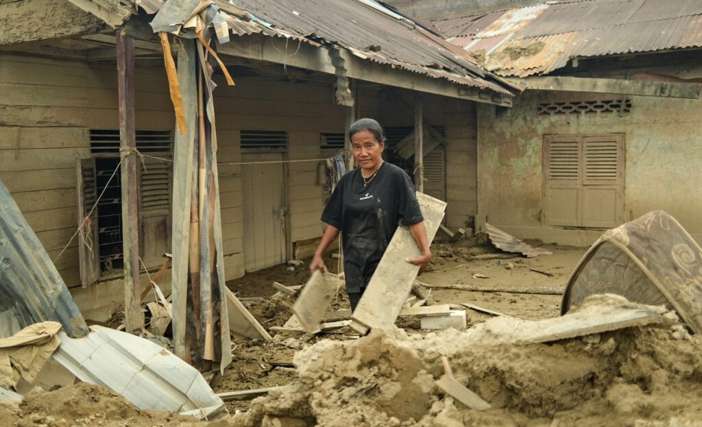 deadly-floods-devastate-indonesia,-leaving-families-displaced-and-homeless